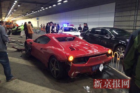 一輛蘭博基尼與一輛法拉利發(fā)生事故，現(xiàn)場(chǎng)狀況慘烈