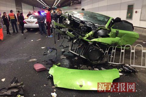 一輛蘭博基尼與一輛法拉利發(fā)生事故，現(xiàn)場(chǎng)狀況慘烈