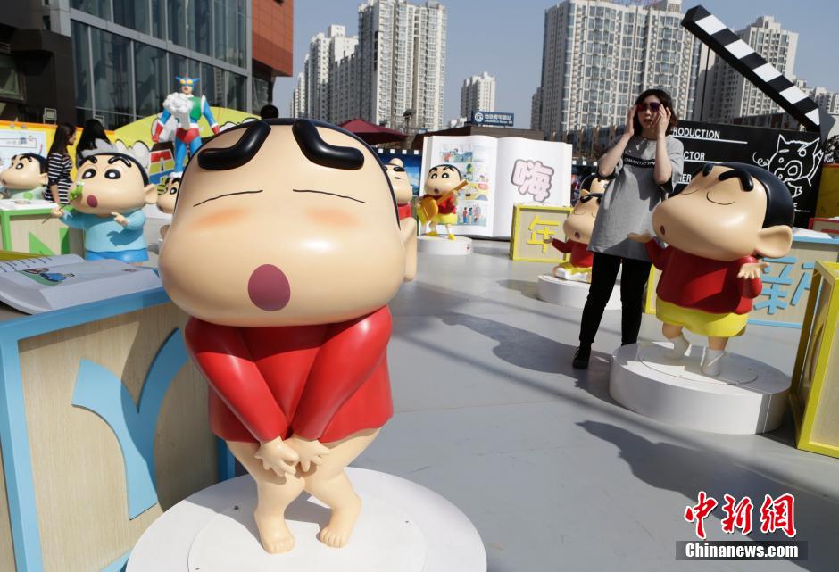 4月22日，游客參觀蠟筆小新特展?！跋灩P小新25周年紀(jì)念特展”日前在北京開展