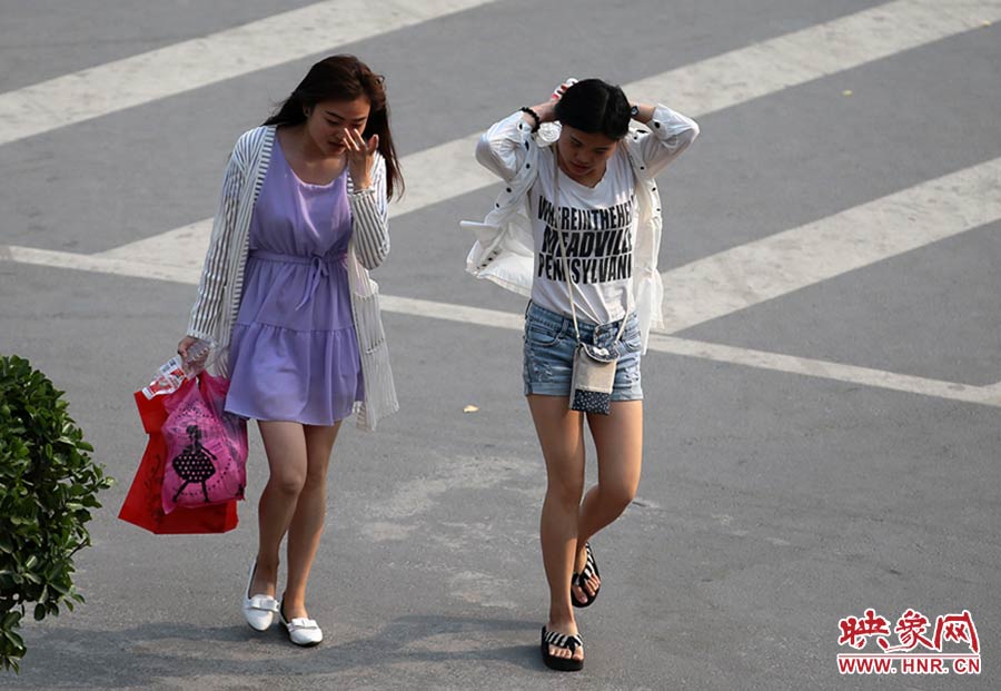 太熱了，還是把頭發(fā)扎起來