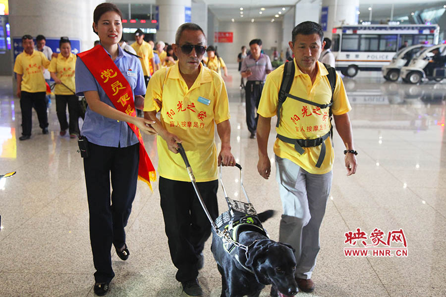 接到鄭州市愛心導(dǎo)盲犬服務(wù)中心的乘車請求后，鄭州東站抽調(diào)了工作人員進(jìn)行對接，提前做好服務(wù)引導(dǎo)準(zhǔn)備。