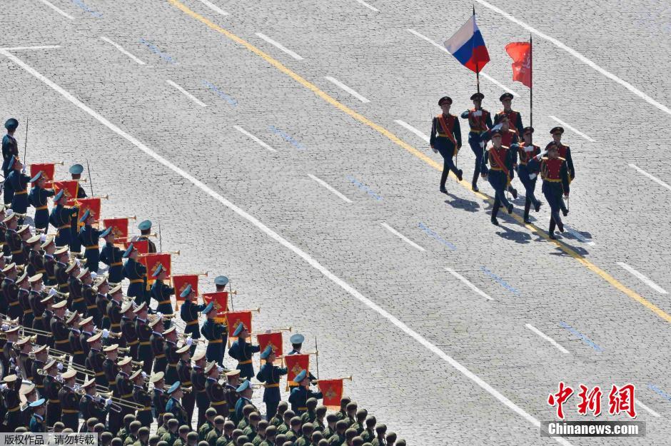 圖為俄羅斯國旗從受閱部隊前經(jīng)過。