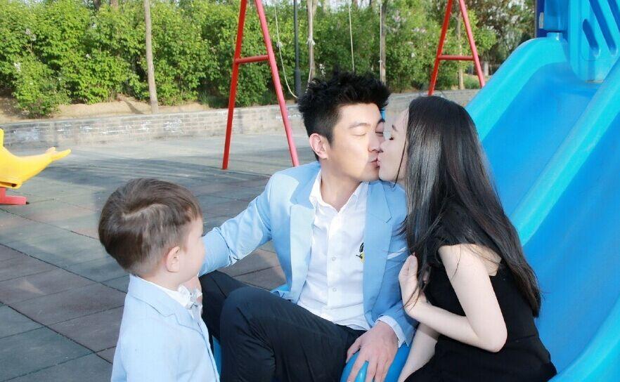 霍思燕與老公親吻,兒子看呆?；羲佳喔窖?“超級愛你們!520快樂!”