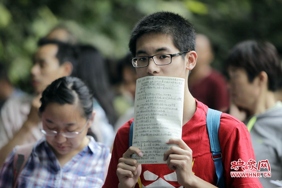 鄭州回中考點(diǎn)，等候入場(chǎng)的考生