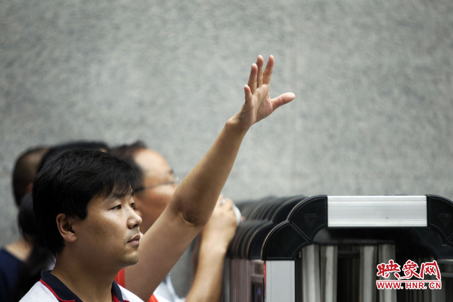 6月7日，鄭州回中考點(diǎn)?！昂?，我在這兒！”一名家長招呼自己的孩子