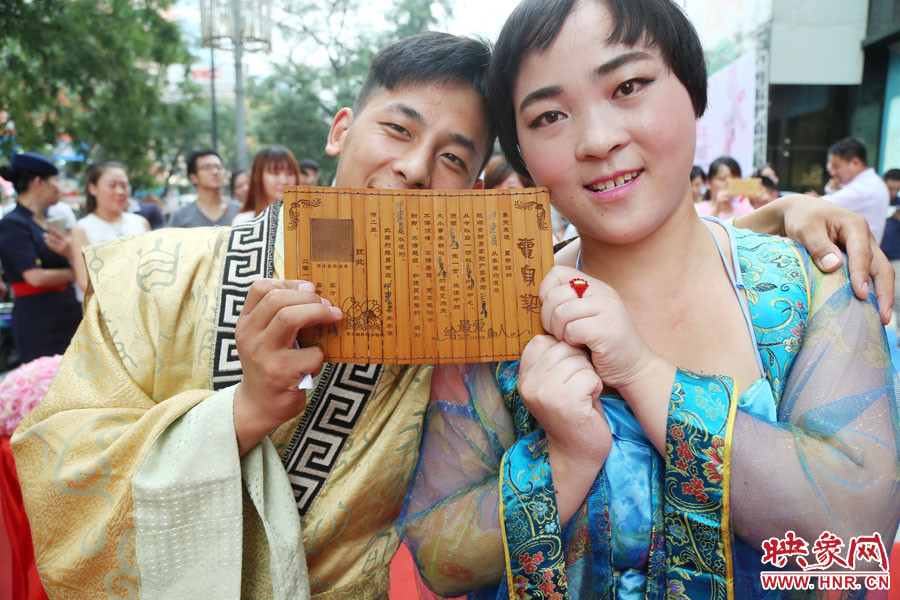 一對(duì)兒情侶現(xiàn)場(chǎng)展示“賣身契”內(nèi)容。