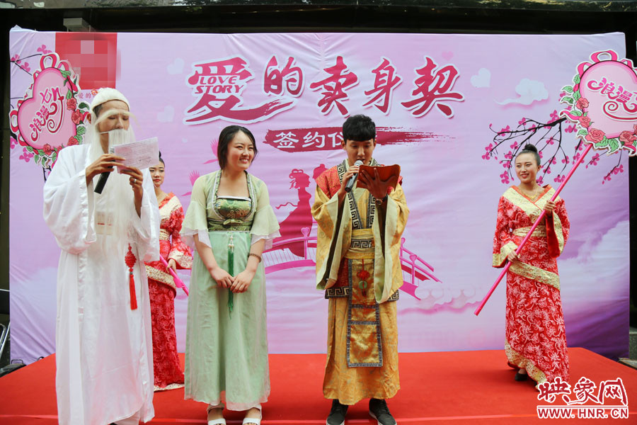 男子現(xiàn)場(chǎng)宣讀“賣身契”的內(nèi)容，讓大家作證。