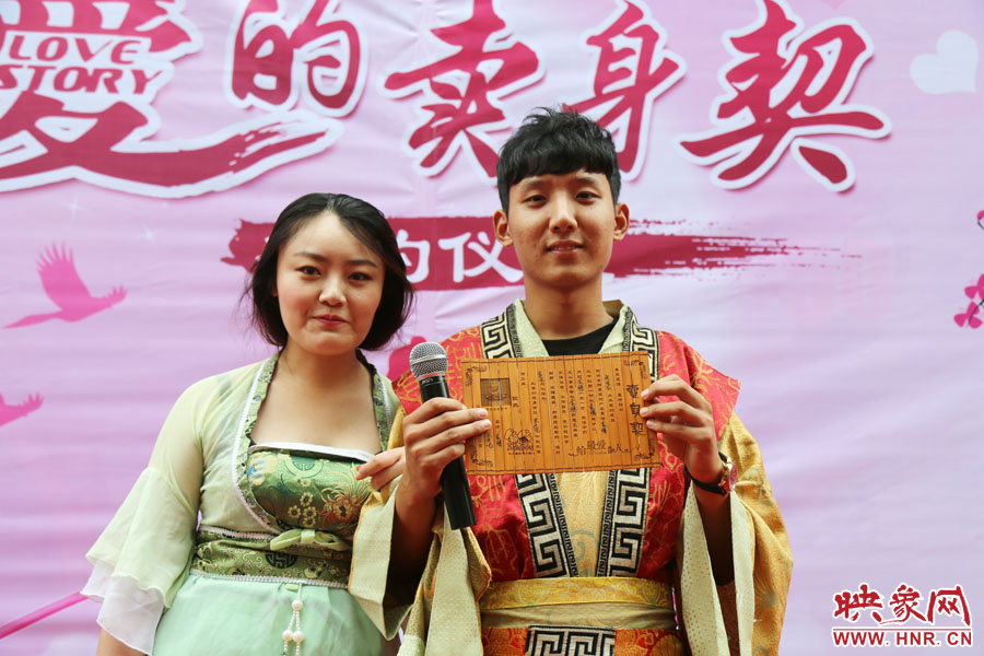 現(xiàn)場(chǎng)的8名男子異口同聲地表示，如違反此契約，可以接受處以極刑。