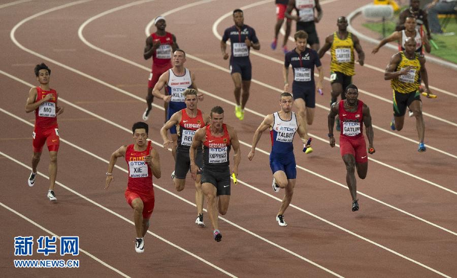 中國隊選手謝震業(yè)（左前）在比賽中。