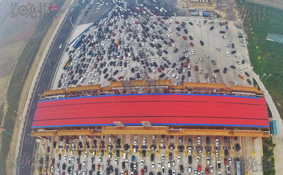 滯留的大批車輛。