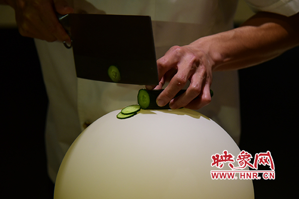 在面團氣球上切菜。