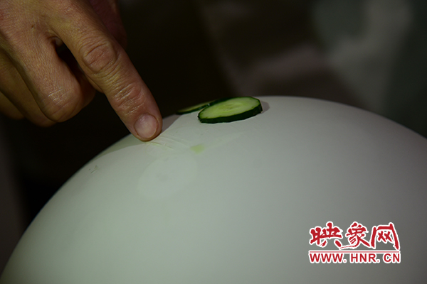 在面團氣球上切菜。