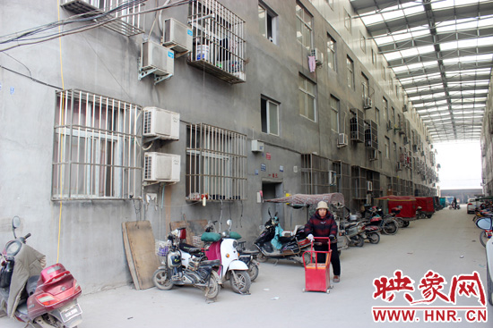 三棟居民樓沒有任何手續(xù)，沒有房產證，售價超級低。