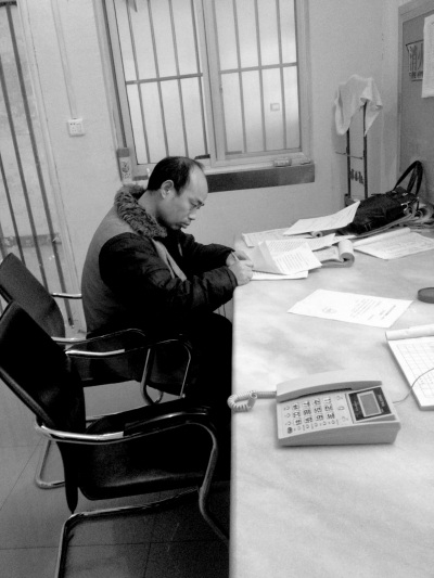 侯見志在看守所中簽署上訴書。律師供圖