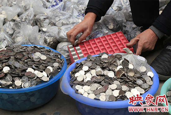 這筆“巨資”大部分已被員工清點(diǎn)好，都是1元硬幣，每500元用一小袋裝起來。