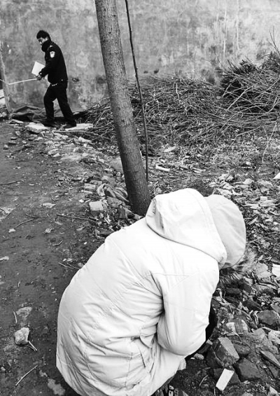 案發(fā)現(xiàn)場附近，死者的姐姐在痛哭。