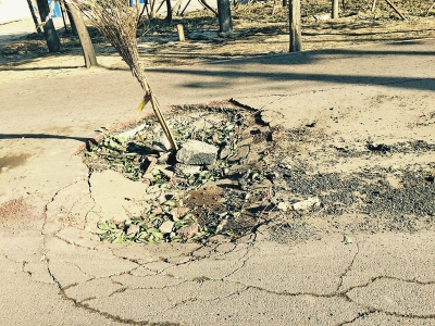 在路面正中間塌陷11平方米，最深處約半米深。