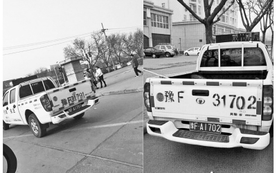 鶴壁市兩輛城管執(zhí)法車被拍到車身噴的號碼與牌照不符。