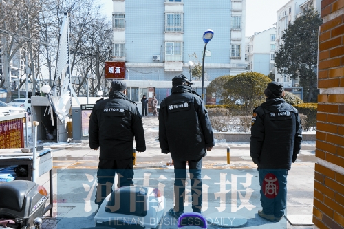 小區(qū)門口有兩撥保安把門，分屬不同的物業(yè)公司