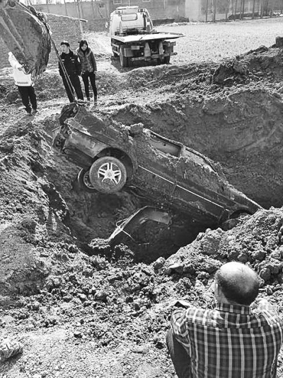 掩埋多日的肇事車被挖出 掩埋多日的肇事車被挖出