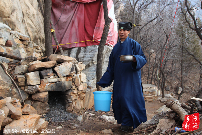 崔道長原籍東北，兩年前還只是一個(gè)普通的農(nóng)民工，領(lǐng)著交往了半年的女朋友，住進(jìn)了工棚。工棚里人員復(fù)雜，一次偶然的機(jī)會(huì)，他發(fā)現(xiàn)女朋友似乎和工頭有染，求證的過程中，挨了揍。