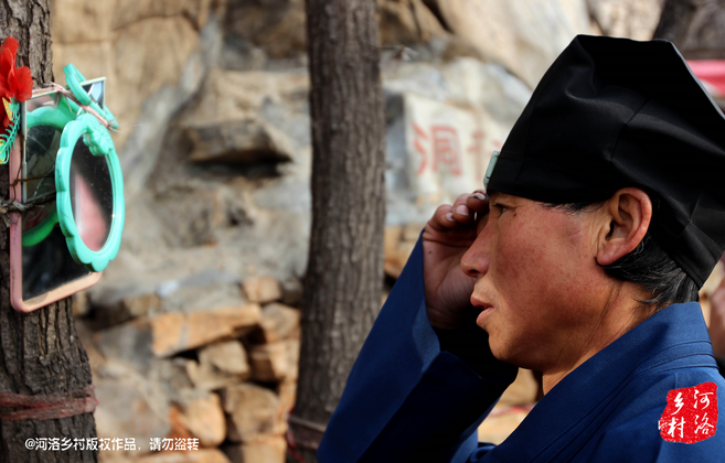 在一個(gè)下著雨的傍晚，他的行李被兩個(gè)五大三粗的壯漢，扔出了工棚。他于是一路南下，沿路打聽著少林寺，來到登封，打算學(xué)得一兩手功夫，回去報(bào)仇。在少林寺附近徘徊數(shù)日，因無人引薦，花光了身上所有的錢，也沒能進(jìn)入少林寺。