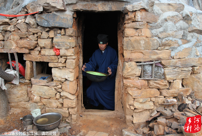 老崔走投無路中，跟著一個(gè)在嵩山后山修行的道士上了山，找了個(gè)半山腰前人堆砌出來的石屋安身。