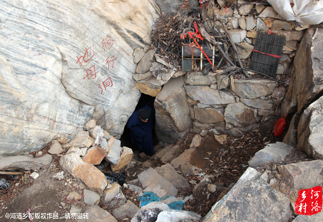老崔說，以前就經(jīng)常半夜做夢，夢到女媧娘娘在召喚自己。上山以后，居住附近，竟然真的有一個(gè)地母洞，也不知是誰供奉了女媧娘娘的神像，后來這兒似乎成了老崔的獨(dú)家道場。