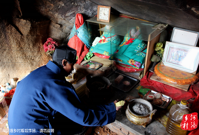 山上很少見到陌生人，所有的出家人也都有自己的生活。誦經(jīng)焚香，成了老崔的日常。