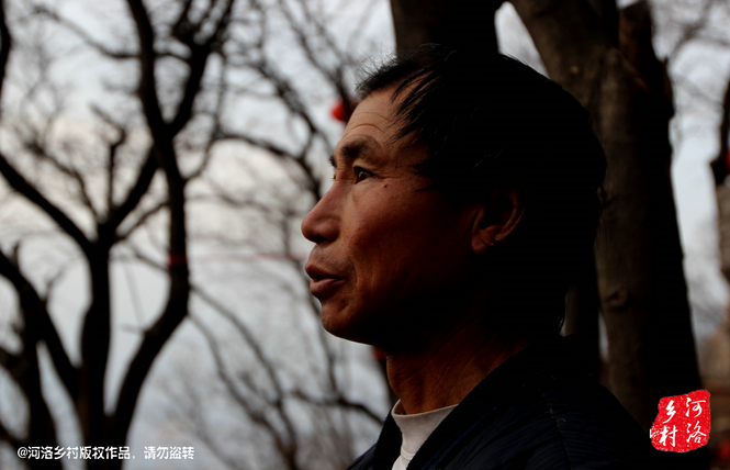 不過老崔對(duì)鄰居卻有著十分的不屑，平日里他們的生活，主要是自己種植的蔬菜和野菜，偶爾有山下香客的供奉。而鄰居卻經(jīng)常揀一些驢友丟棄的物品，飲料瓶，塑料紙，或者其它的物品。