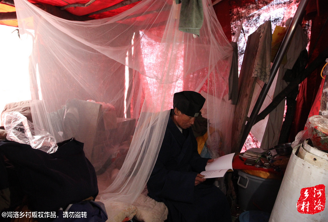 鄰居因?yàn)榱獯?，弄壞了他幾根肋骨，他要求鄰居一萬塊錢賠償，經(jīng)有關(guān)部門協(xié)調(diào)，最終以八千塊錢了結(jié)。老崔理直氣壯的說：這不是對(duì)我的賠償，這是褻瀆女媧娘娘的懲罰。