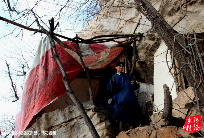 那個(gè)打斷老崔肋骨的道友搬走了，此刻半山腰只剩下老崔一個(gè)人，除了山下的香客，也只有偶爾登山的驢友路過。老崔一副面帶微笑的慈祥模樣，也贏得香客好感，有山下香客邀請(qǐng)他春節(jié)下山過年，老崔有些糾結(jié)，對(duì)于香客的邀請(qǐng)，是去還是不去呢？