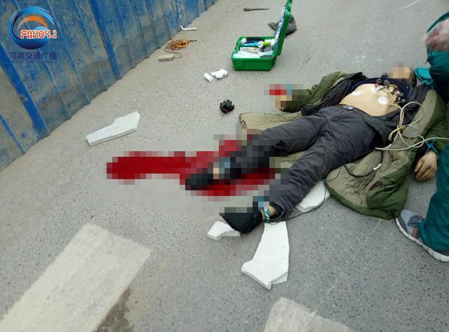 鄭州一面包車撞電動車 電動車主已無生命跡象