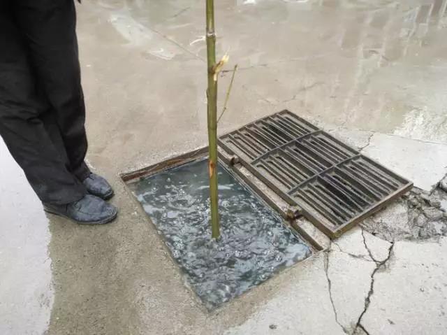 鄭州一道路常年積水 商戶(hù)調(diào)侃“欲買(mǎi)船”