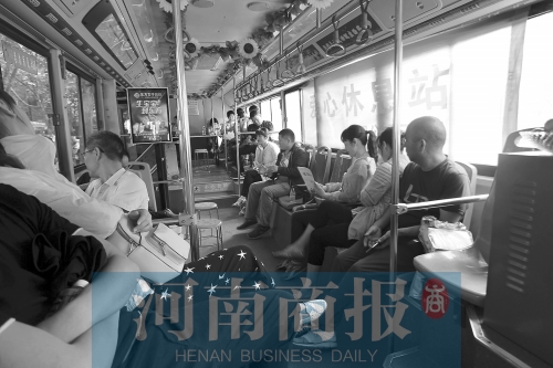 高考家長(zhǎng)坐公交“討彩頭” 網(wǎng)友提醒：“別坐985路” 為啥？