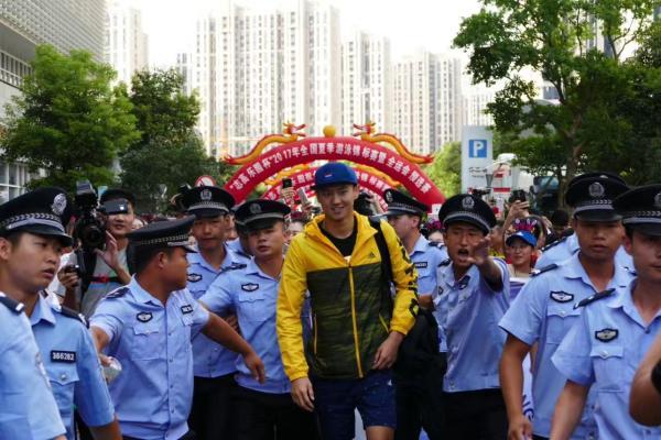 寧澤濤一人帶火一座城:粉絲包場(chǎng)酒店爆滿