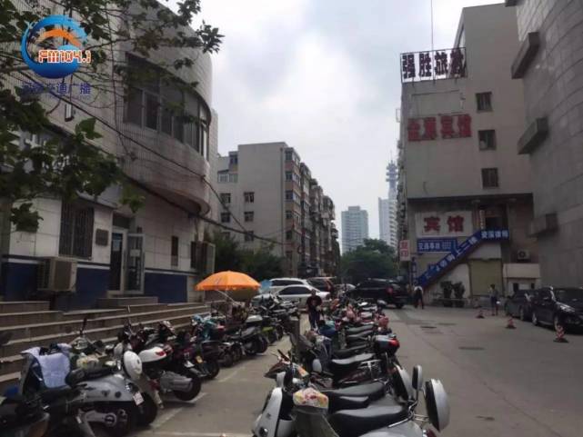 鄭州街邊小賣(mài)部稱(chēng)違法停車(chē)100塊錢(qián)能銷(xiāo)條 3天搞定