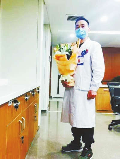 王運明時常收到患者送來的花束，談起救人，他說都是身為醫(yī)生應(yīng)該做的。