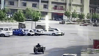 然而，這起看似簡單的交通事故，接下來發(fā)生的事兒，卻讓人感到驚奇。