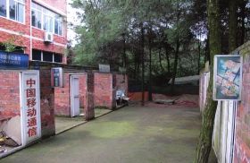 緊挨鐵山坪基地，有一條“迷你”街道，雖然簡(jiǎn)陋，但尚未拆去的店鋪名稱顯出了曾經(jīng)的“繁華”。組圖/記者倪志剛