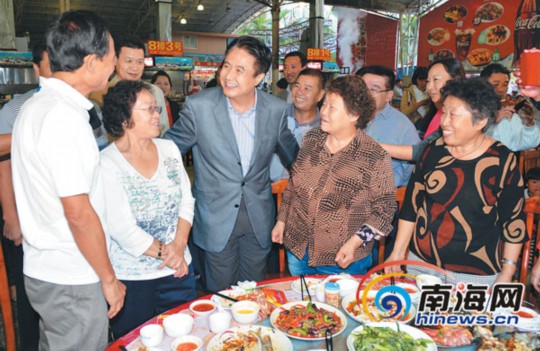 1月1日，省委書記、省人大常委會(huì)主任羅保銘在三亞調(diào)研。圖為在三亞春園海鮮大排檔，羅保銘來到用餐的游客中間，了解他們?cè)谌齺喌穆糜胃惺?，并認(rèn)真聽取大家的意見和建議。本報(bào)記者 王凱 攝