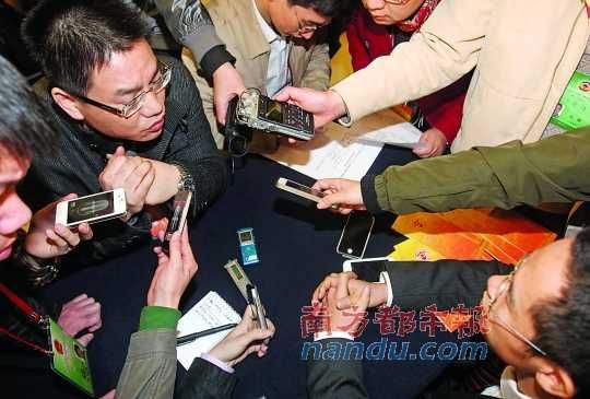 咨詢問政會上，記者的錄音設(shè)備遍布臺面。南都記者 馮宙鋒 攝