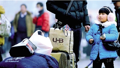 昨天上午，一名隨家長回老家的小女孩在等候進(jìn)站。