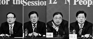 昨天，國(guó)務(wù)院深化醫(yī)藥衛(wèi)生體制改革領(lǐng)導(dǎo)小組辦公室負(fù)責(zé)人王保安、孫志剛、馬曉偉、胡曉義（從左至右）就“醫(yī)藥衛(wèi)生體制改革”有關(guān)問題回答記者提問。記者王鵬/攝