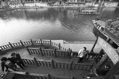 16日，湖南省長沙市，連日來，鳳凰景區(qū)游客稀少，商戶收入減少。