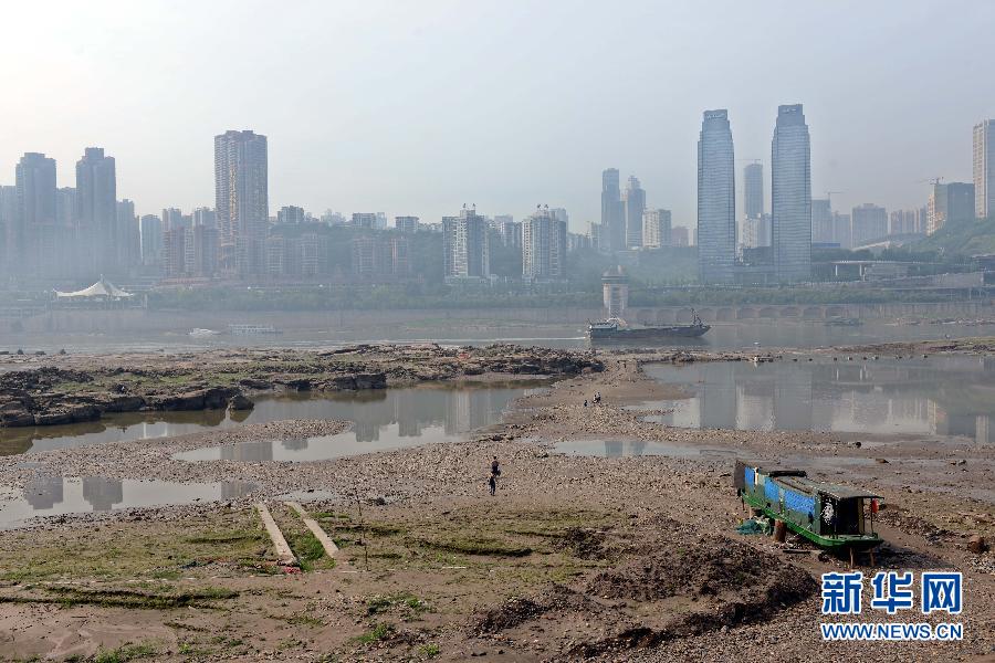 長(zhǎng)江重慶段水域大片江灘裸露(5月4日攝)。