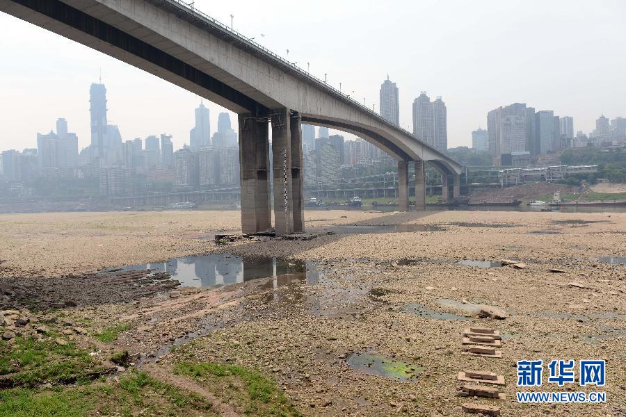 重慶黃花園大橋下大面積江灘裸露(5月4日攝)。