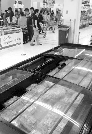 新街口某超市羊肉卷柜臺(tái)無(wú)人問津。