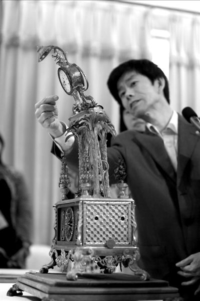 昨天，故宮文物修復專家向記者介紹“人打鐘”的損壞情況。圖/CFP