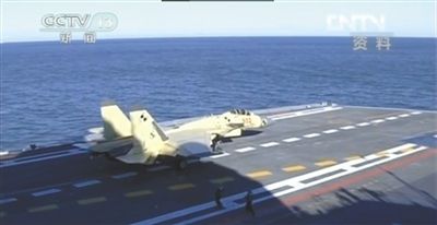 航母艦載戰(zhàn)斗機在遼寧艦上訓(xùn)練起降。央視截圖